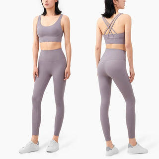 Vibrant fitness leggings by K-AROLE: stylish and comfortable women's activewear featuring a crop top and high-waisted leggings in a trendy gray shade.