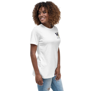Smiling woman in a white relaxed t-shirt from the K-AROLE fashion brand, showcasing the casual and comfortable style.